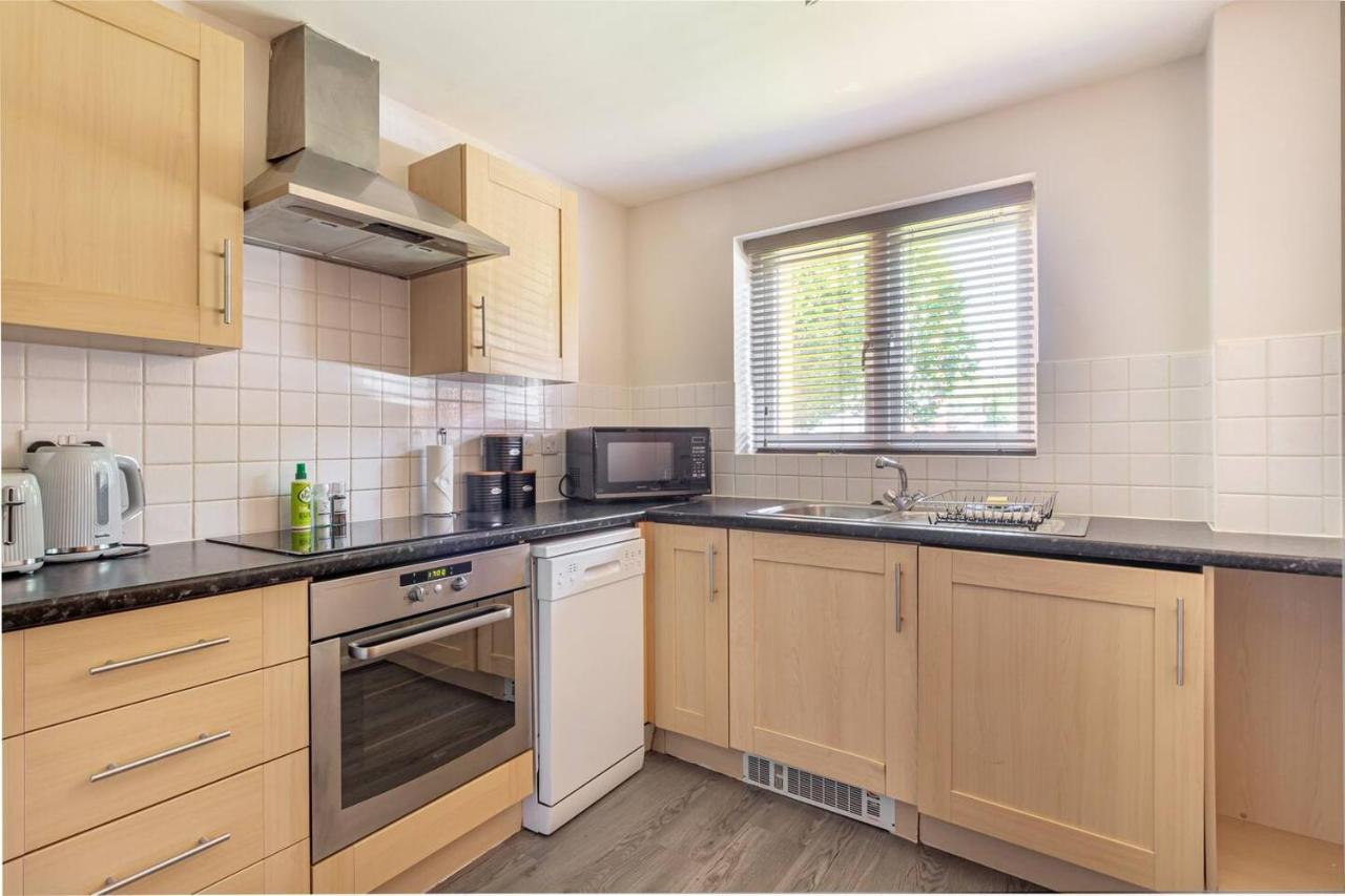 Lovely 2Bed Apt In Redditch, Free Wi-Fi & Parking Exterior photo