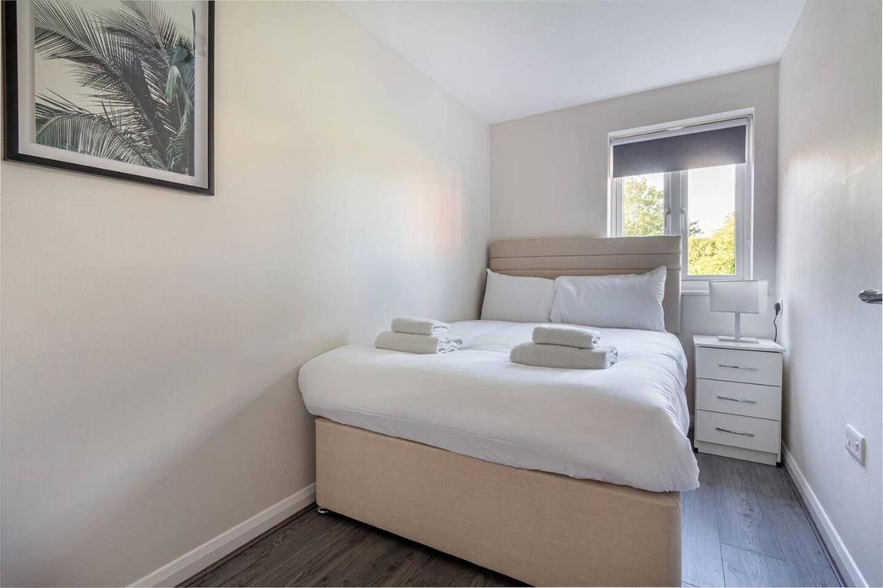 Lovely 2Bed Apt In Redditch, Free Wi-Fi & Parking Exterior photo